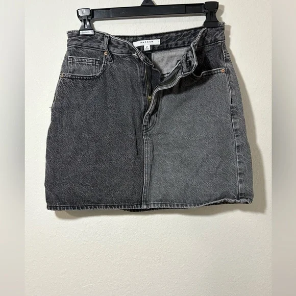 PacSun Two-Tone Black Denim Mini Skirt | Size 27 - Picture 2 of 3